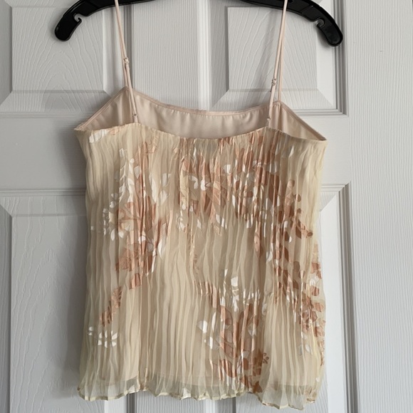 Vince. Delicate pleated top - Picture 2 of 6